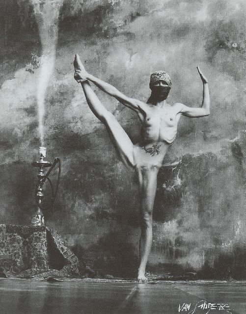 Saudek J.  | Nargilé, gelatine zilverprint 26,5 x 21,5 cm, gesigneerd r.o. en gedateerd Praag 1935