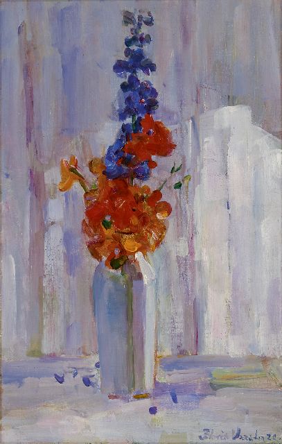 Floris Verster | Oost-Indische kers in wit Delfts vaasje, olieverf op doek, 47,9 x 30,4 cm, gesigneerd r.o. en gedateerd '20