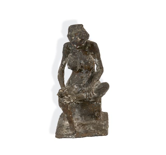 Bernhard Kleinhans | Zittend vrouwelijk naakt, nagels knippend, brons, 28,0 x 13,4 cm, gesigneerd op zijkant zetel en gedateerd 1951