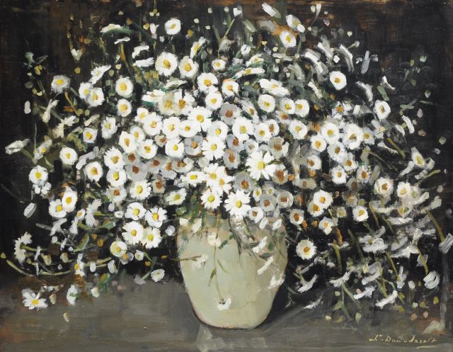 Lucie van Dam van Isselt | Margrieten in witte vaas, olieverf op paneel, 56,1 x 71,1 cm, gesigneerd r.o.