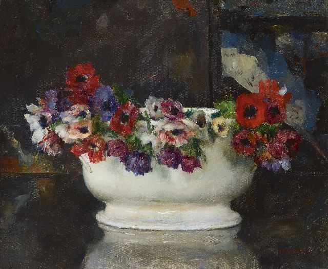 Walter Vaes | Anemonen in witte bloemenschaal, olieverf op doek, 50,6 x 60,2 cm, gesigneerd r.o.