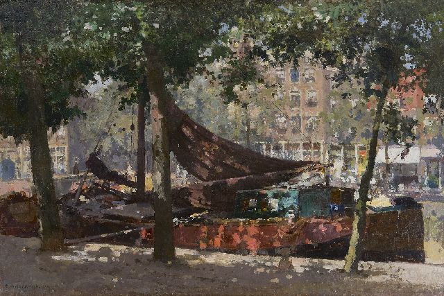 Cornelis Vreedenburgh | Afgemeerde tjalk aan gracht in Amsterdam, olieverf op doek, 60,2 x 89,9 cm, gesigneerd l.o. en gedateerd 1921