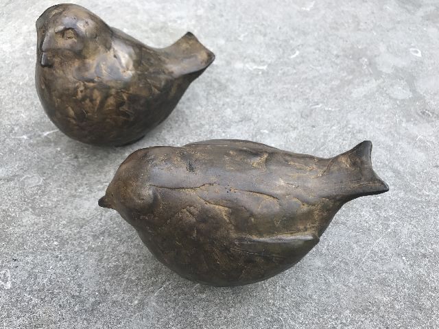Evert van Hemert | Love birds (2), gepatineerd brons, 13,5 x 14,5 cm, gesigneerd met monogram onder de staart en te dateren 2013