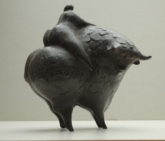 Evert van Hemert | Mattie, gepatineerd brons, 25,1 x 21,3 cm, gesigneerd met monogram op buik en te dateren 2009