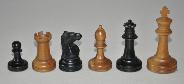 Schaakset | Schaakset in 'Staunton' stijl, palm- en ebbenhout, 11,0 x 5,0 cm, te dateren 1950