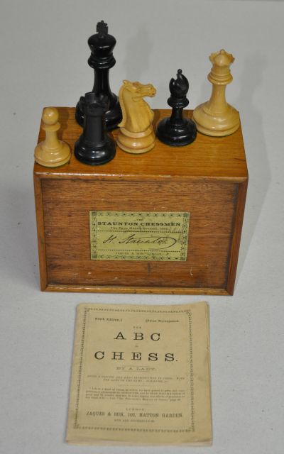 Schaakset, opbergdoos | Staunton schaakset Jaques met bijbehorende mahoniehouten doos en 'ABC of Chess', Engeland, palm- en ebbenhout, 9,0 x 4,6 cm, gesigneerd op voetrand witte koning/stempel op paard en toren en te dateren ca. 1900