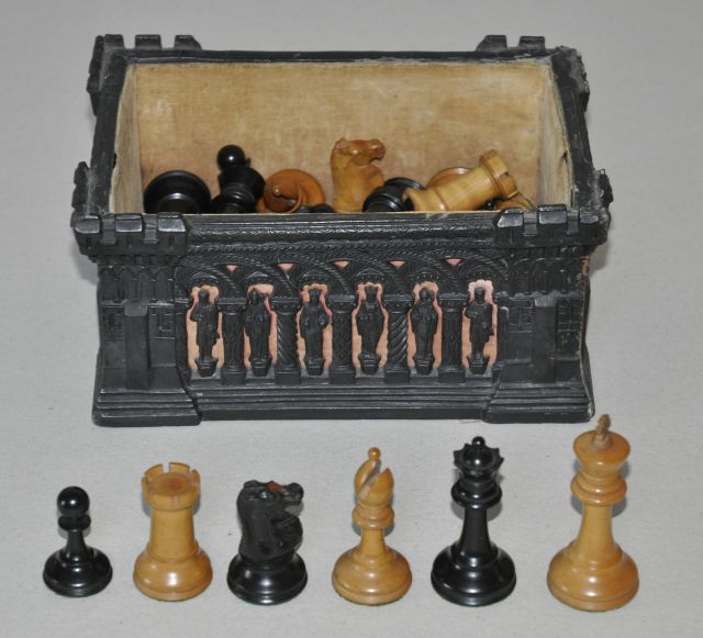 Schaakset, opbergdoos | Staunton schaakset in Carton-Pierre doos, ontbrekende deksel, 2 x 15 tric-tracschijfjes, palm- en ebbenhout, 8,0 x 4,0 cm, gesigneerd gestempeld met kroon  op paarden en toren en 1900