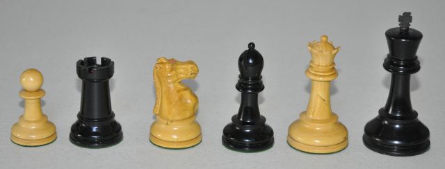 Schaakset, opbergdoos   | Staunton schaakset van Jaques & Son met originele opbergdoos (Engels), palm- en ebbenhout 9,2 x 4,5 cm, gesigneerd met stempel (rode kroon) op paarden en toren en te dateren ca. 1910