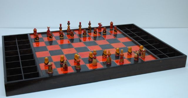Schaakset, opbergdoos | Schaakstukken met groot roodbruin bord (Rusland), hout, 8,5 x 4,5 cm, te dateren 20e eeuw