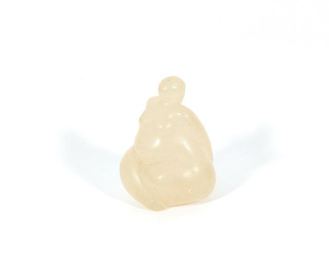 Monica Dael | Gezellige dame, albast, 14,0 cm, gesigneerd op onderzijde met monogram