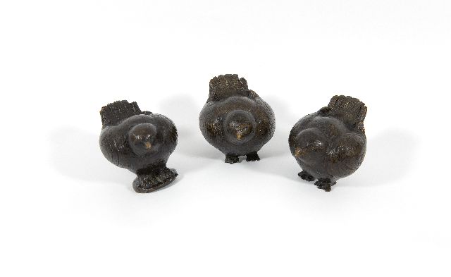 Hollandse School, eind 19e eeuw/begin 20e eeuw   | Drie vogeltjes, brons 7,0 x 8,0 cm, gesigneerd onder basis met monogram