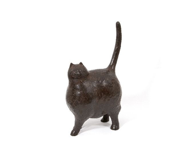 Evert van Hemert | De nieuwe poes, brons, 54,0 cm, gesigneerd onder de staart en te dateren 2012