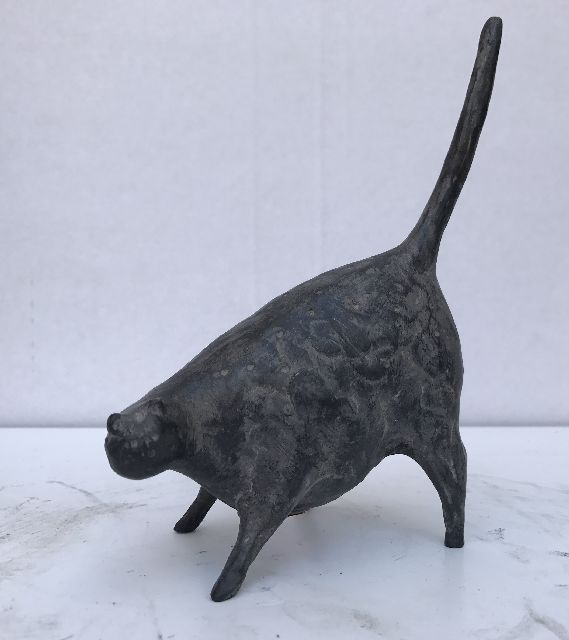 Evert van Hemert | Poes 62, gepatineerd brons, 17,3 x 12,0 cm, gesigneerd met monogram op buik en te dateren 2014