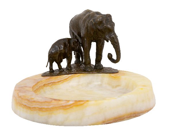 Michael Six | Schaal met olifant en haar jong, brons en onyx, 16,5 x 24,0 cm, gesigneerd op achterkant van de basis