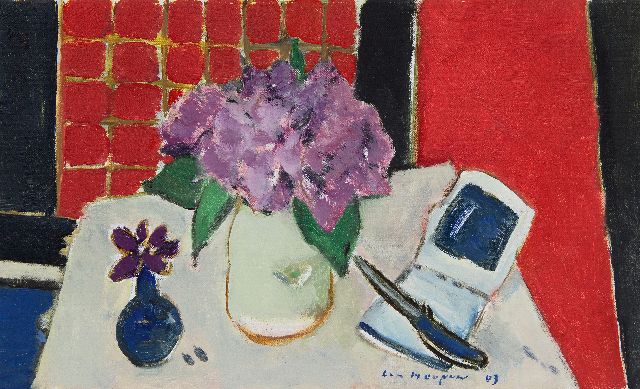 Paul Hugo Hoopen | Stilleven met opengeslagen boek en mes (hortensia & bougainville), olieverf op doek, 28,1 x 46,3 cm, gesigneerd r.o. en gedateerd '03