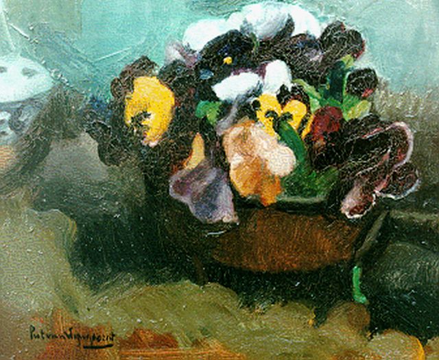 Piet van Wijngaerdt | Violen in een koperen pot, olieverf op doek, 34,5 x 40,1 cm, gesigneerd l.o.