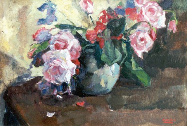 Cor Noltee | Stilleven met rozen in een groene vaas, olieverf op doek, 34,8 x 50,0 cm, gesigneerd r.o.