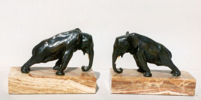 Oscar Waldmann | Boekensteunen 2 olifanten, brons, ivoor en onyx, 10,0 cm, gesigneerd op sokkel