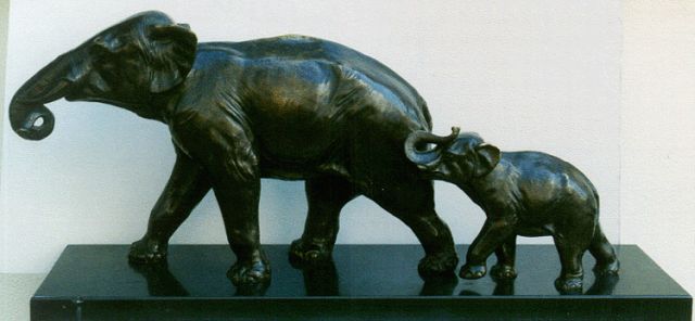 René Rochard | Olifant met zijn jong, brons, 36,5 x 75,3 cm, gesigneerd op rechter achterpoot jong