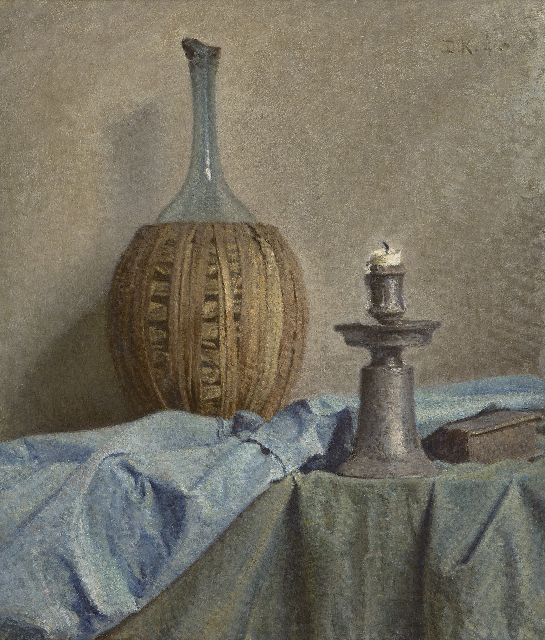 Douwe Komter | Stilleven met Chiantifles en tinnen kandelaar, olieverf op schildersboard, 53,9 x 45,9 cm, gesigneerd r.b. met initialen en gedateerd '40