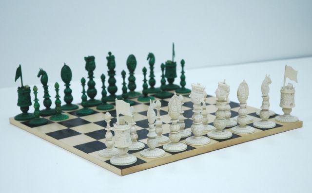Schaakset | Schaakset 'Kaschmir' (India) groen/wit, ivoor, 9,0 x 6,3 cm, te dateren 1860