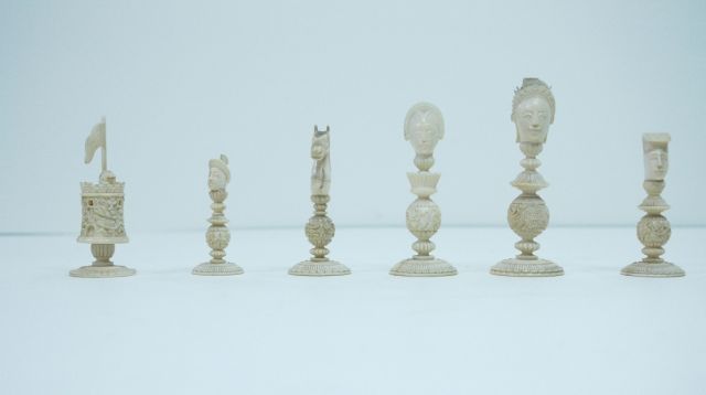 Schaakset | Schaakstukken 'Macao-stijl' (Chinees), ivoor, 10,7 cm, te dateren 19e eeuw