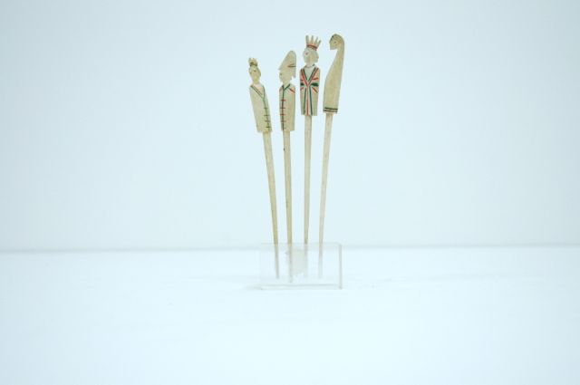 Schaakset | Vier Franse schaakstukken, toegeschreven aan Dieppe, been, 12,7 x 13,3 cm, te dateren 19e eeuw