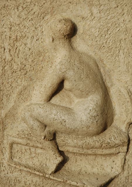 Pieter Starreveld | Zittend naakt, klei, 33,3 x 23,8 cm, gesigneerd r.o. met monogram