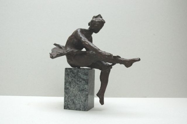 Freddy van Dyck | Zittende ballerina, brons, 23,0 x 24,1 cm, gesigneerd onderzijde tutu