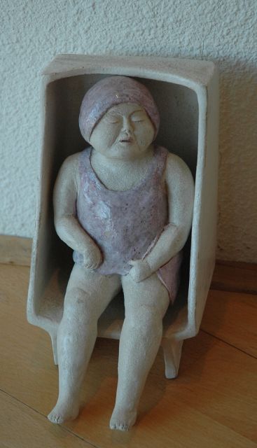 Hollandse School, 20e eeuw | Vrouw in strandstoel, geglazuurd aardewerk, 18,2 cm